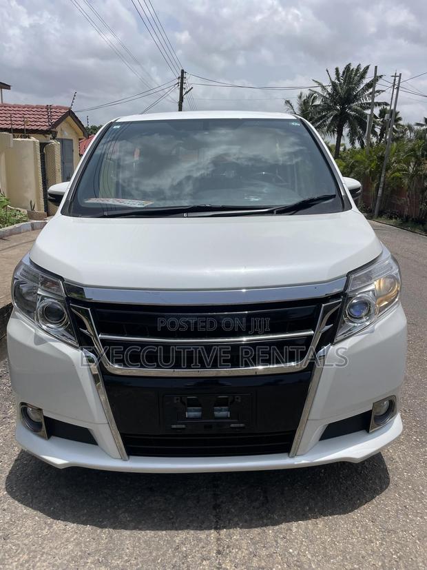 Toyota Esquire 2015 White