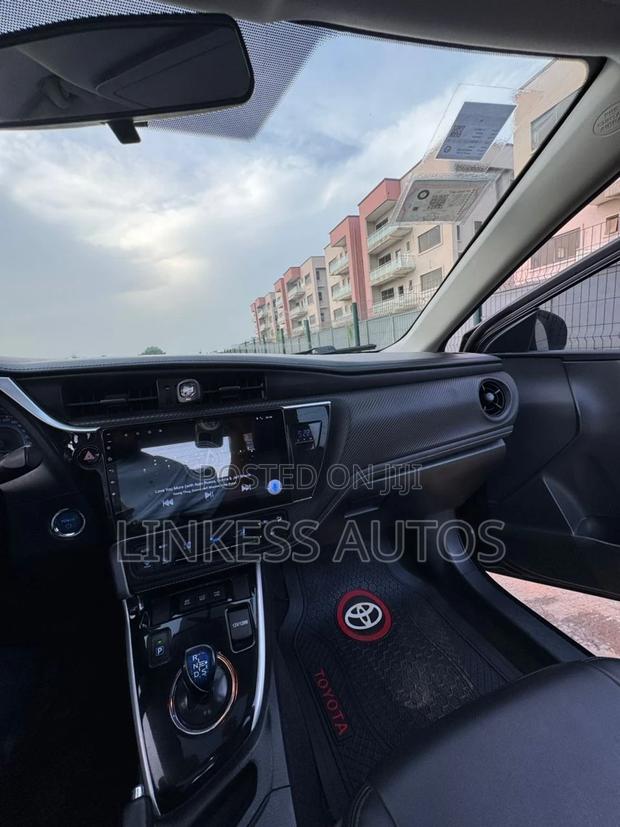 Toyota Corolla LE (1.8L 4cyl 2A) 2018 Black