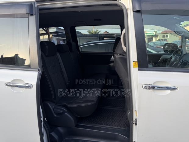 Toyota Voxy 2013 Off white