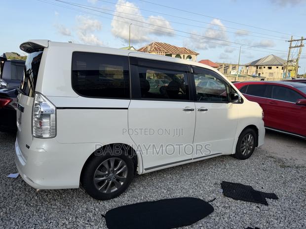 Toyota Voxy 2013 Off white