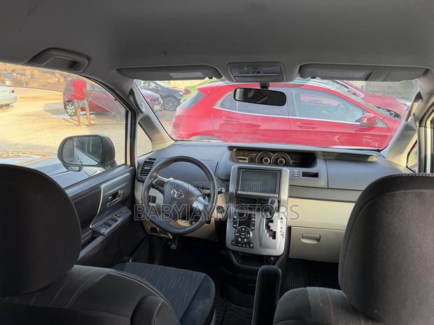 Toyota Voxy 2013 Off white