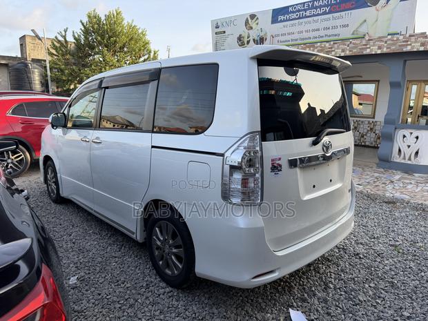 Toyota Voxy 2013 Off white