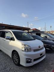 Toyota Voxy 2013 Off white for sale