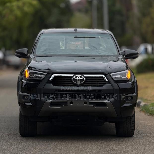 New Toyota Hilux 2025 Black
