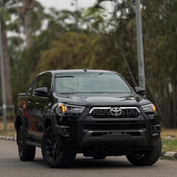 New Toyota Hilux 2025 Black