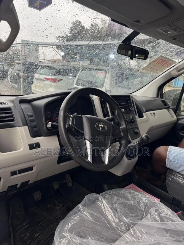 Toyota HiAce 2021 White