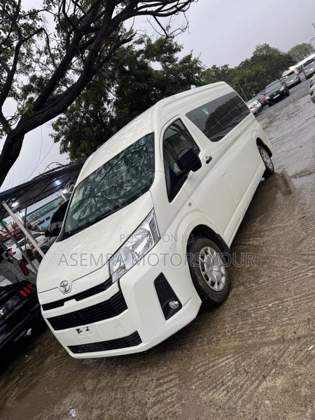 Toyota HiAce 2021 White