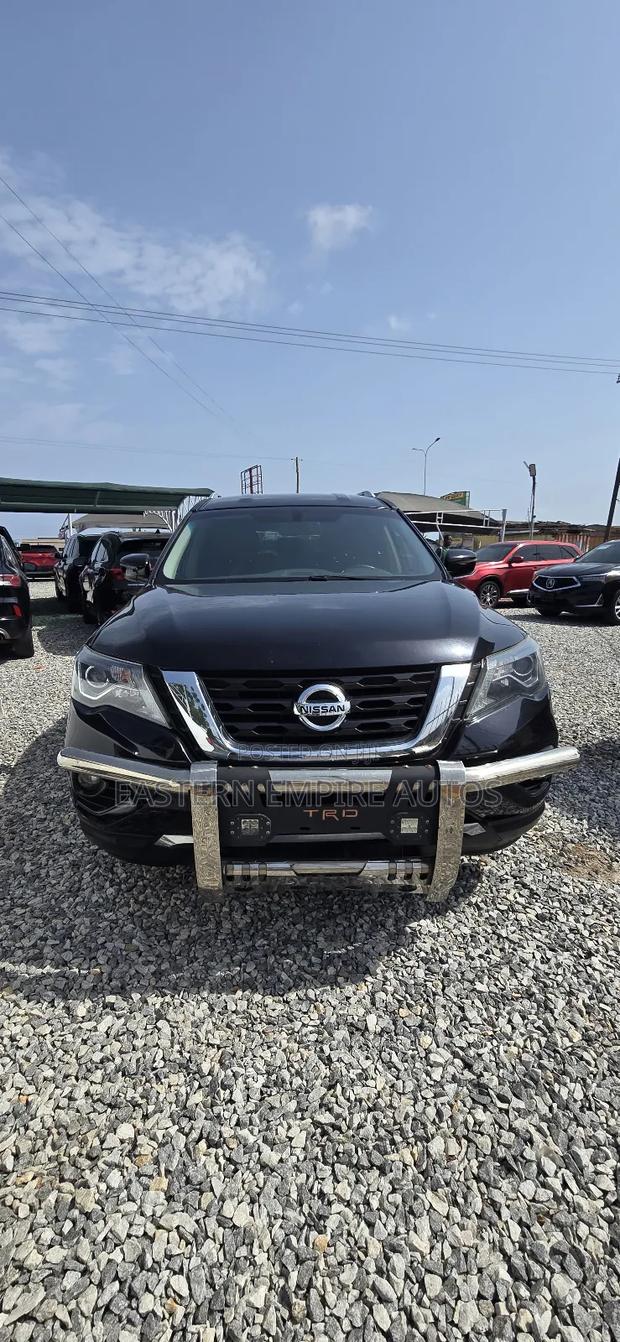Nissan Pathfinder SV 2018 Black