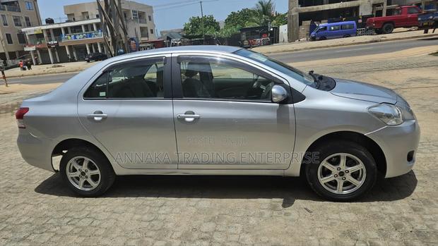 Toyota Belta 2010 Silver