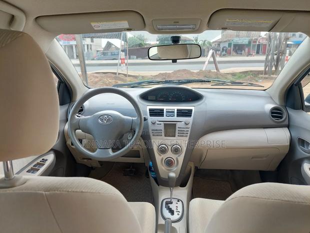 Toyota Belta 2010 Silver