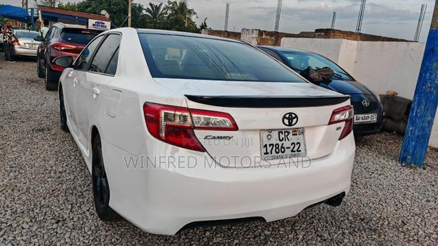 Toyota Camry SE 4dr Sedan (2.5L 4cyl 6A) 2014 White