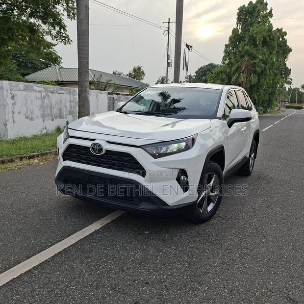 Toyota RAV4 LE 2022 White