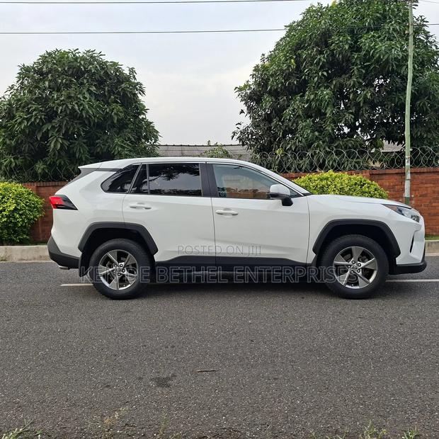 Toyota RAV4 LE 2022 White