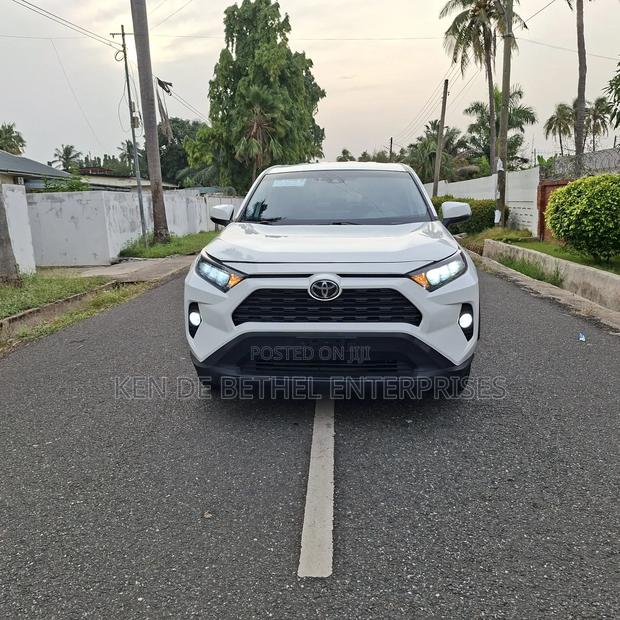 Toyota RAV4 LE 2022 White