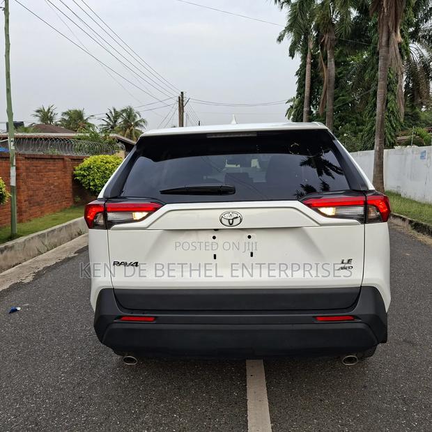 Toyota RAV4 LE 2022 White