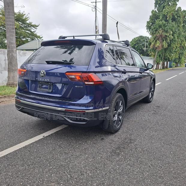 Volkswagen Tiguan SE 2024 Blue