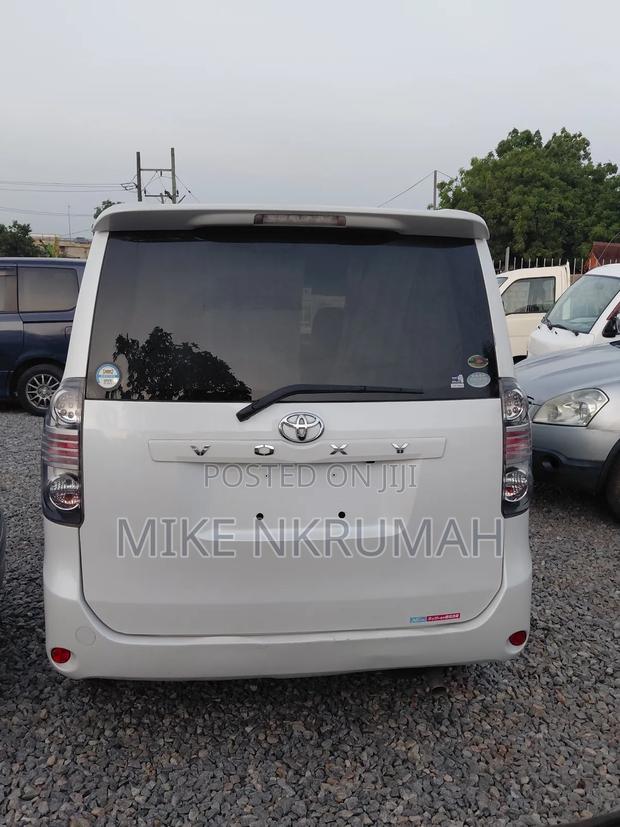 Toyota Voxy 2011 White