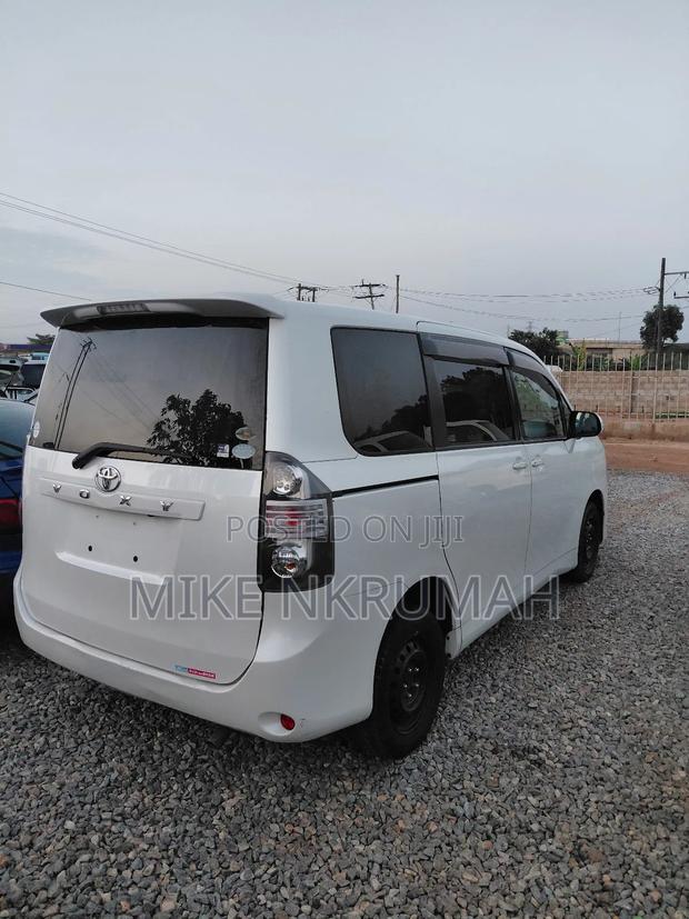 Toyota Voxy 2011 White