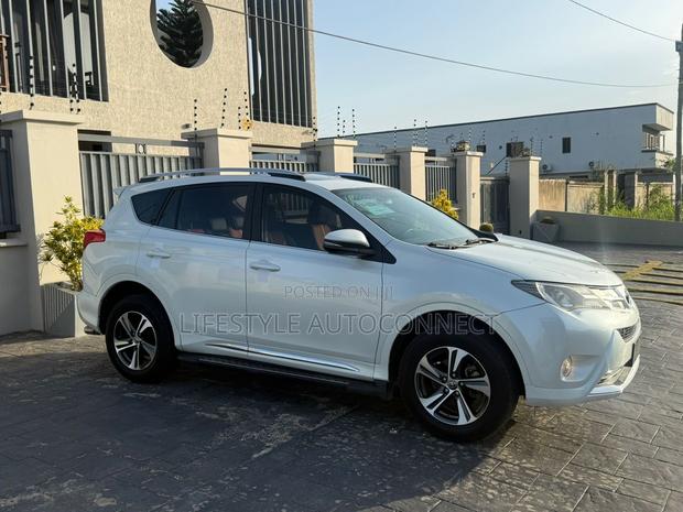 Toyota RAV4 XLE 4dr SUV (2.5L 4cyl 6A) 2015 White