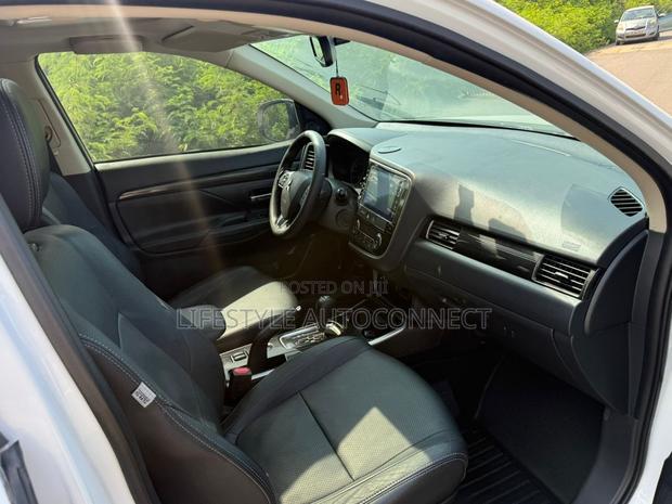 Mitsubishi Outlander 2018 White