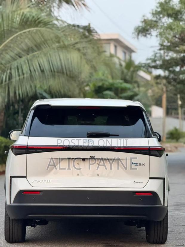Toyota bZ4X XLE AWD 2025 White