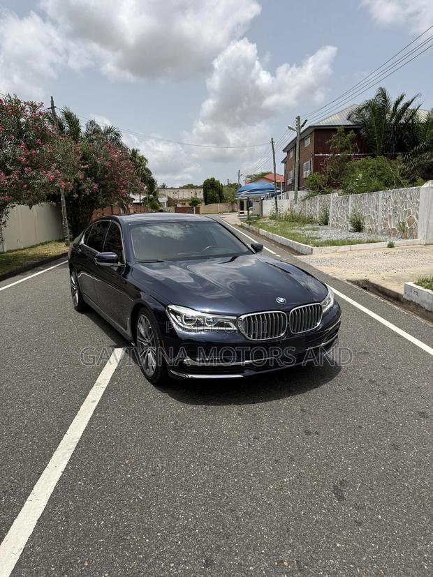BMW 7 Series 745Le xDrive 2021 Green