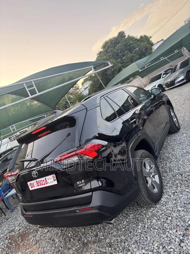 Toyota RAV4 XLE 2025 Black