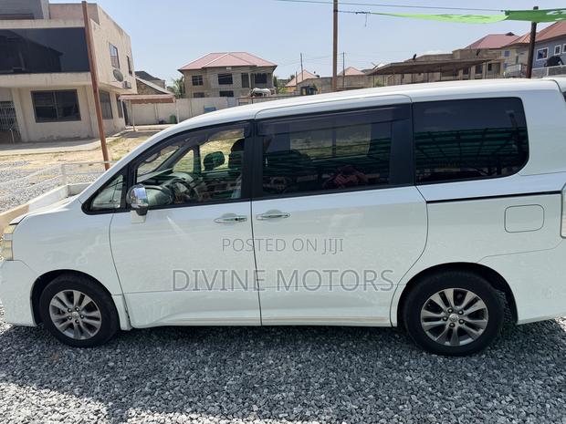 Toyota Voxy 2012 White