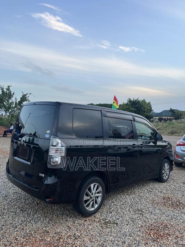 Toyota Voxy 2011 Black