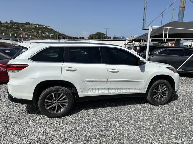 Toyota Highlander XLE 4x4 V6 (3.5L 6cyl 8A) 2018 White