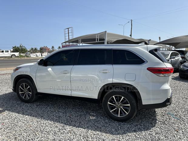 Toyota Highlander XLE 4x4 V6 (3.5L 6cyl 8A) 2018 White