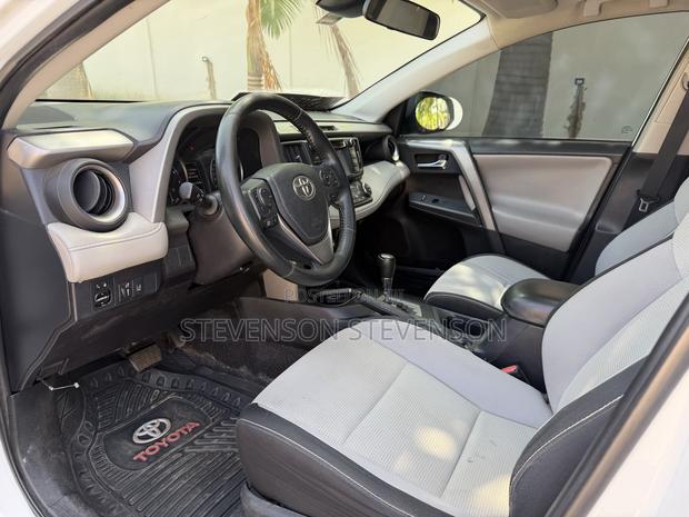 Toyota RAV4 XLE 4dr SUV (2.5L 4cyl 6A) 2018 White