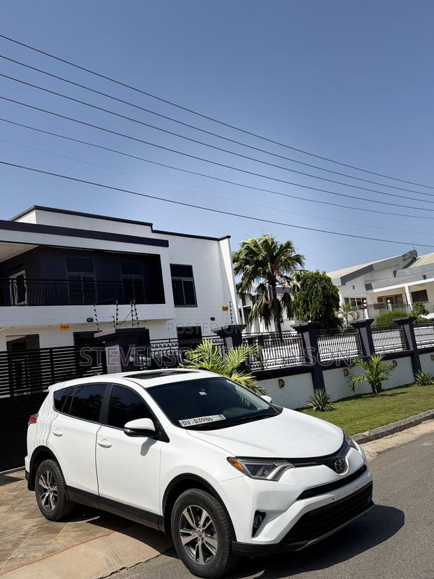 Toyota RAV4 XLE 4dr SUV (2.5L 4cyl 6A) 2018 White