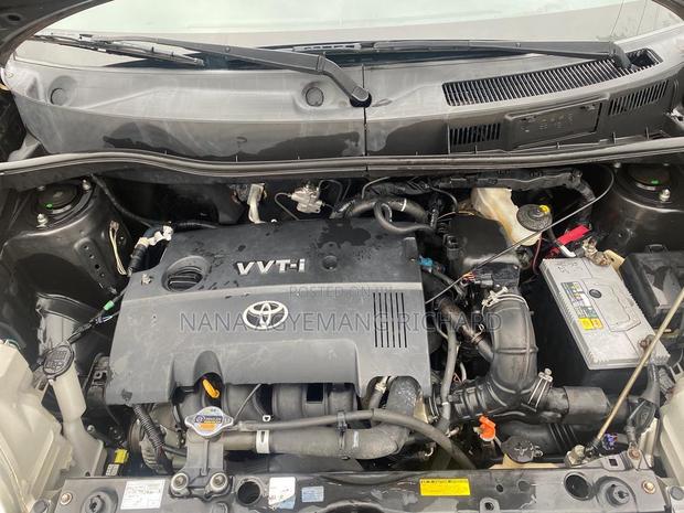Toyota Sienta 1.5 FWD 2010 Gray