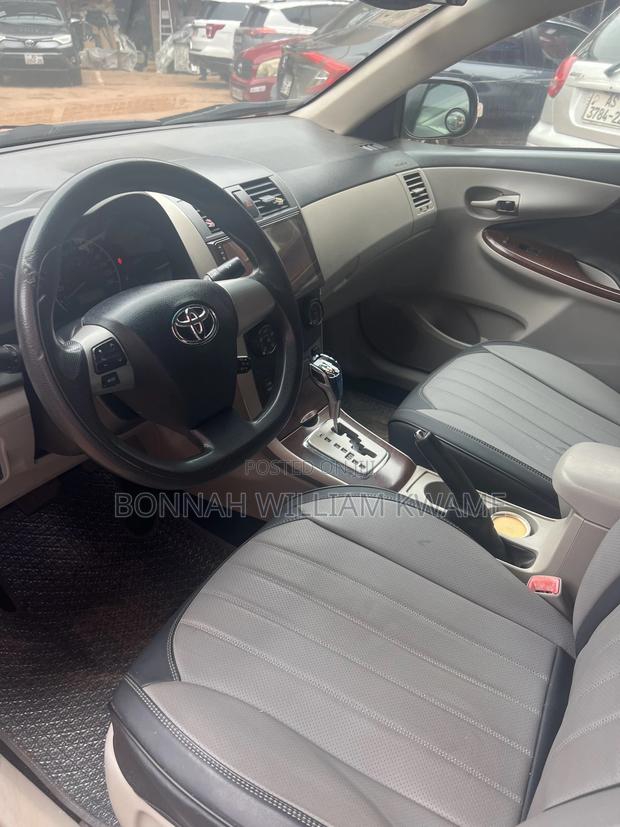 Toyota Corolla LE 4dr Sedan (1.8L 4cyl 4A) 2012 Gray