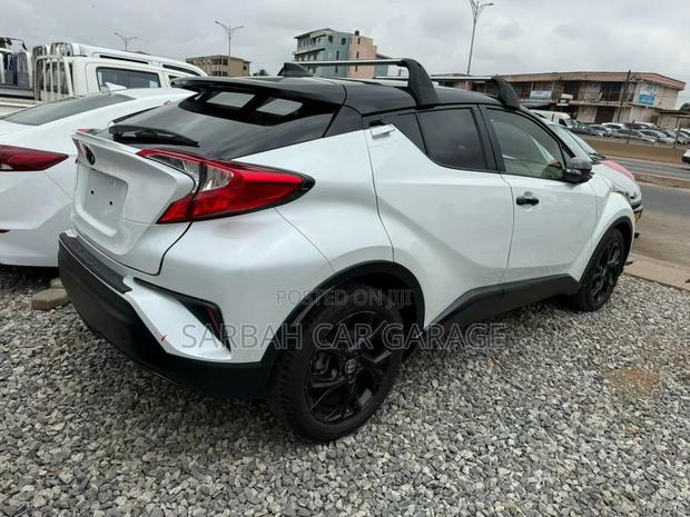 Toyota C-HR XLE FWD Sport Utility (2.0L 4cyl 2AM) 2018 Brown