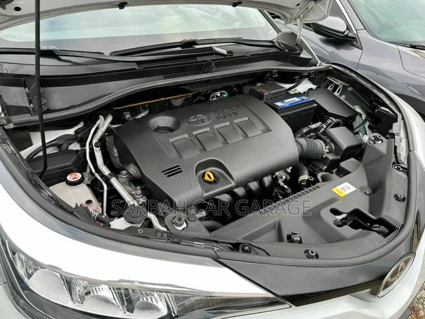 Toyota C-HR XLE FWD Sport Utility (2.0L 4cyl 2AM) 2018 Gray