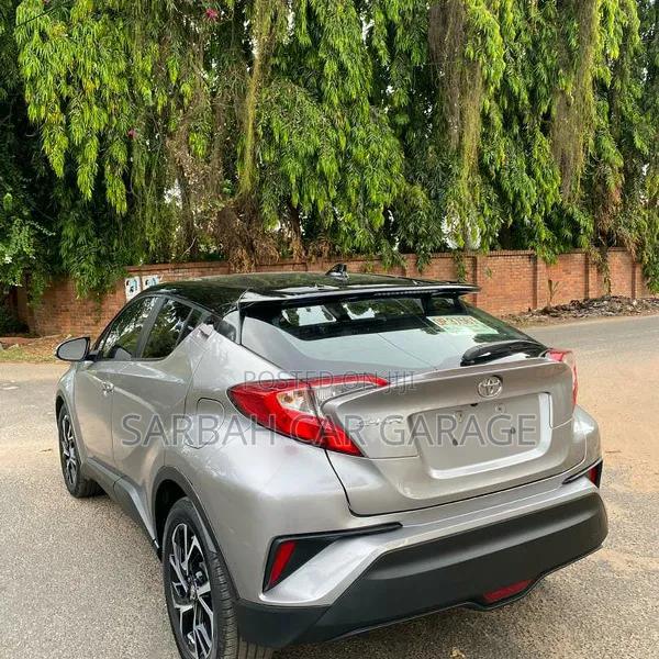 Toyota C-HR XLE FWD Sport Utility (2.0L 4cyl 2AM) 2018 Gray