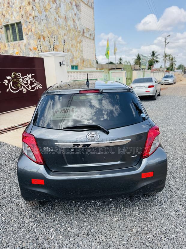 Toyota Vitz 1.3 AWD 5dr 2013 Gray