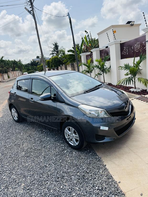 Toyota Vitz 1.3 AWD 5dr 2013 Gray