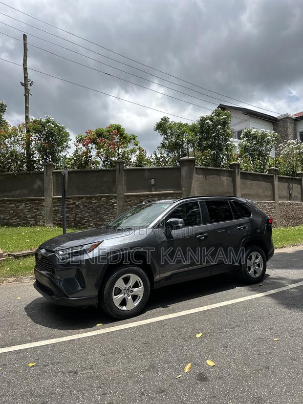 Toyota RAV4 XLE 2022 Gray