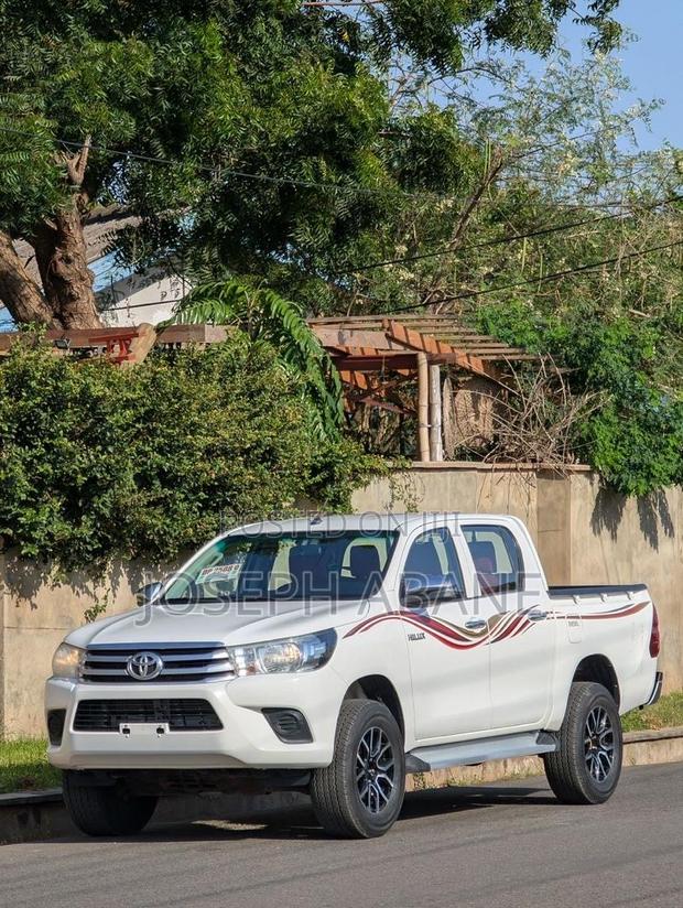 Toyota Hilux 2024 White