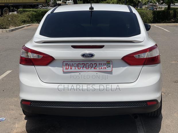 Ford Focus SE Sedan FWD (2.0L 4cyl 5M) 2012 White
