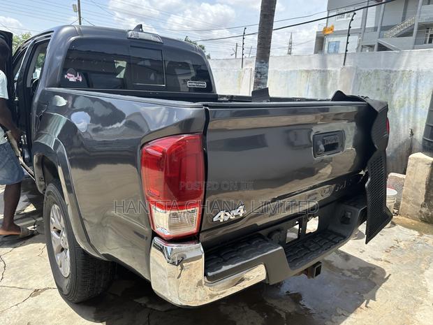 Toyota Tacoma SR5 2018 Gray