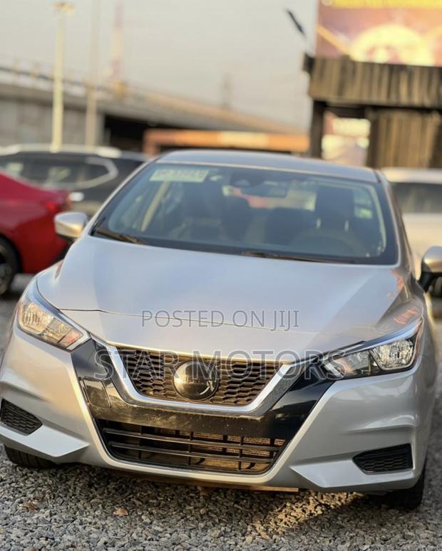 Nissan Versa 2022 Silver