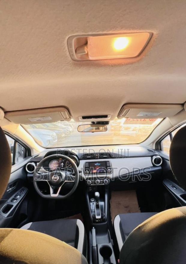 Nissan Versa 2022 Silver