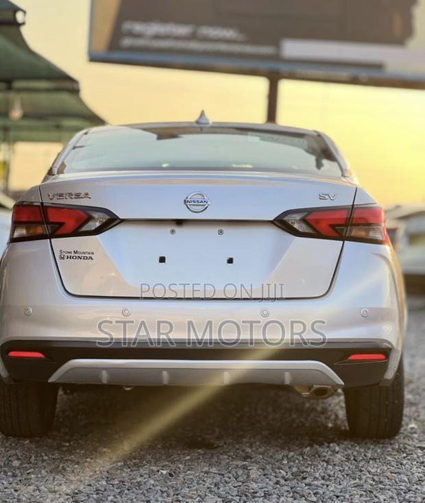 Nissan Versa 2022 Silver
