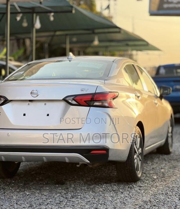 Nissan Versa 2022 Silver