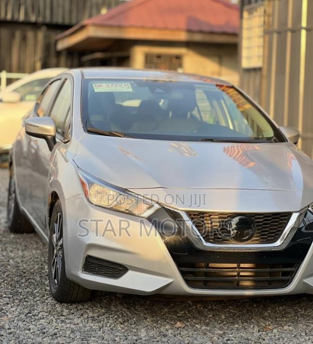 Nissan Versa 2022 Silver