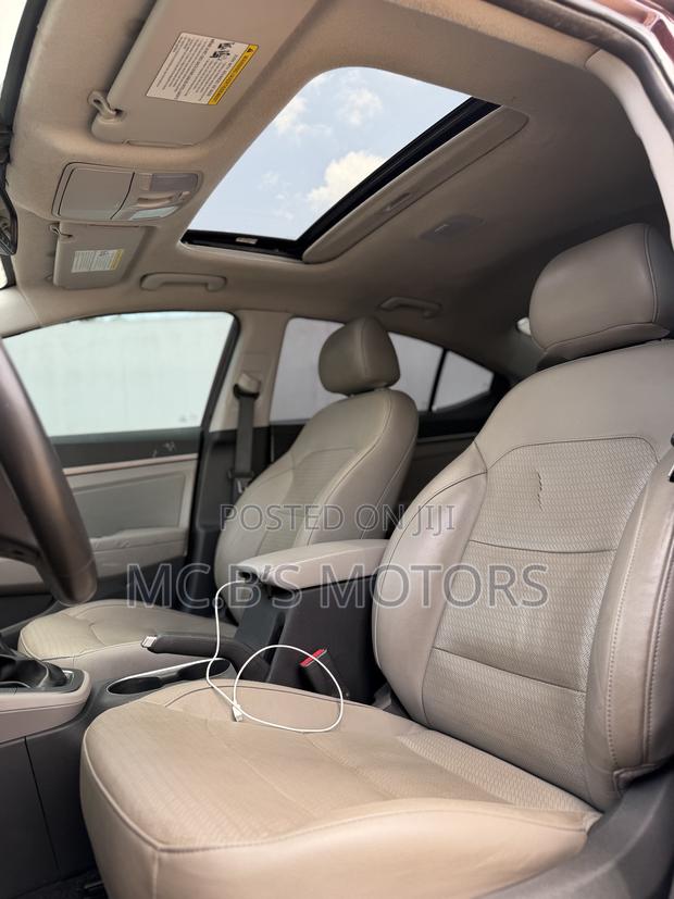 Hyundai Elantra Limited Sedan FWD (2.0L 4cyl 6A) 2017 Brown